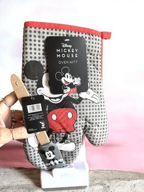 Disney Mickey Mouse 2pc set 
Black & white Oven Mitt with silicone spatula NWT